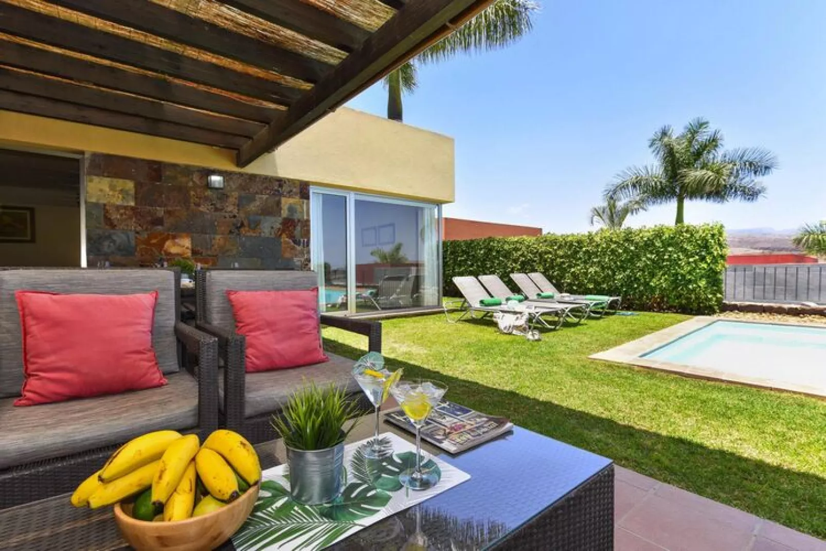 Par 4 Villa 18-Terrace balcony