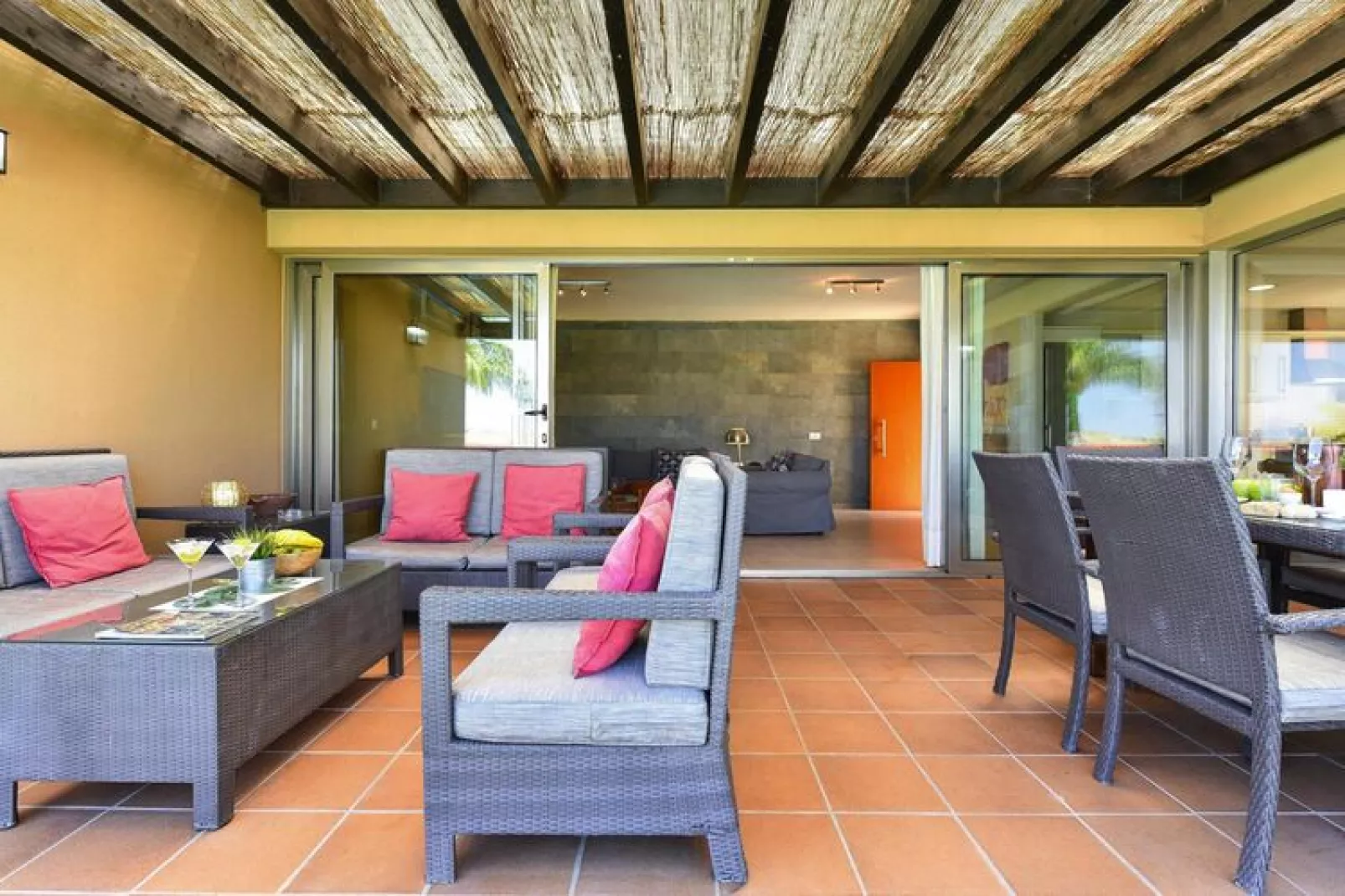 Par 4 Villa 18-Terrace balcony