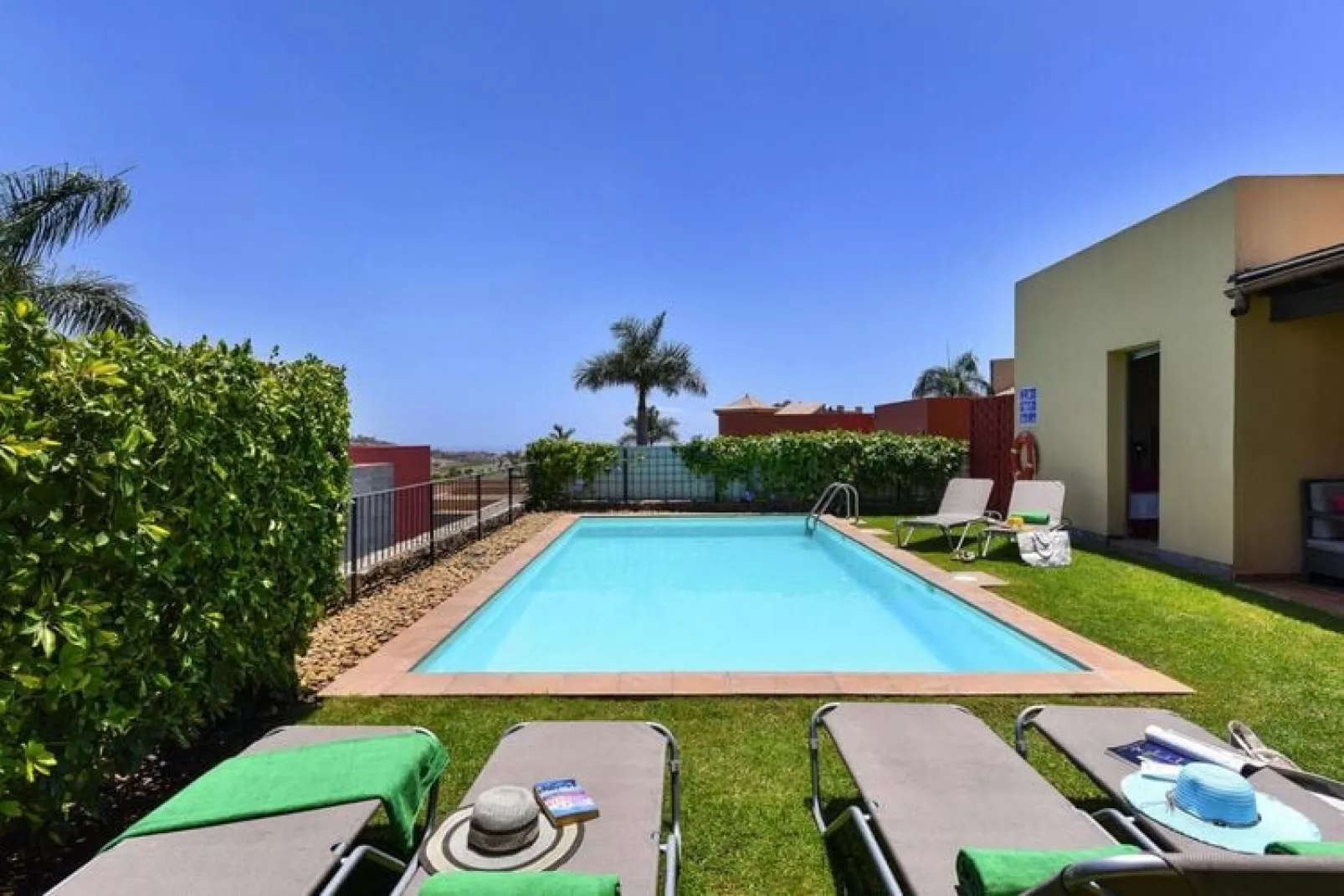 Par 4 Villa 18-Pool
