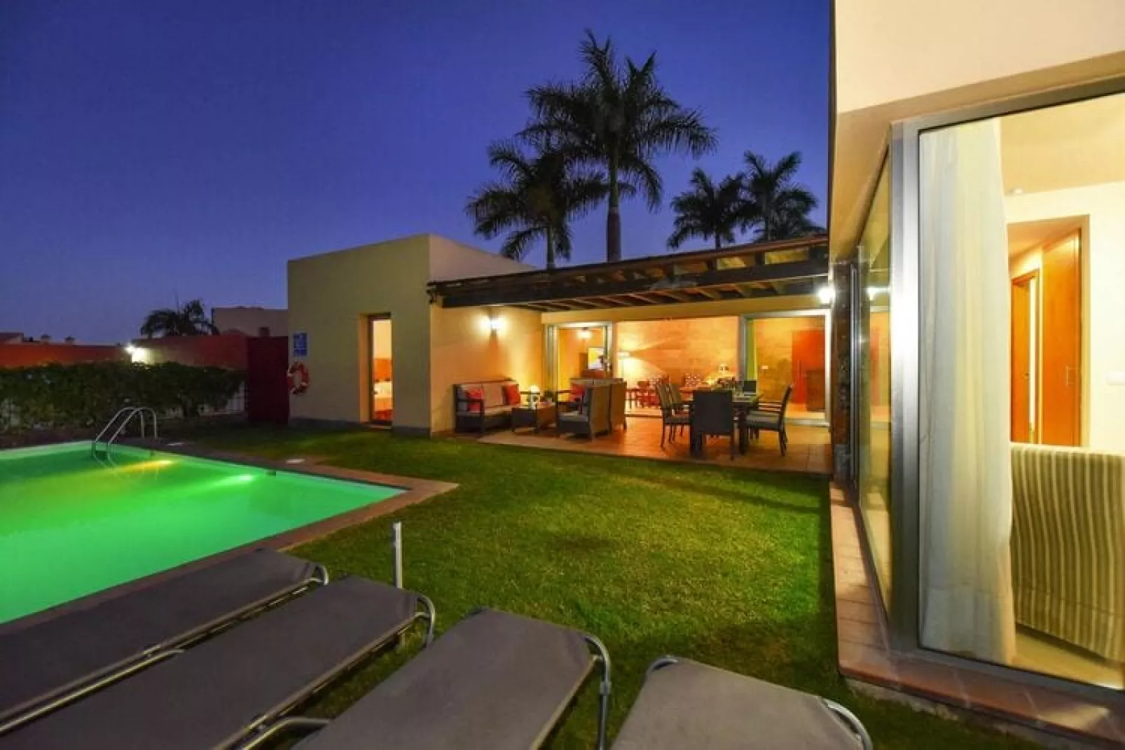 Par 4 Villa 18-Pool