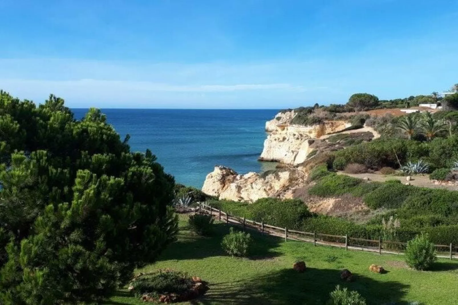 Reihenhaus in Armação de Pêra // Casa Ninho-View summer