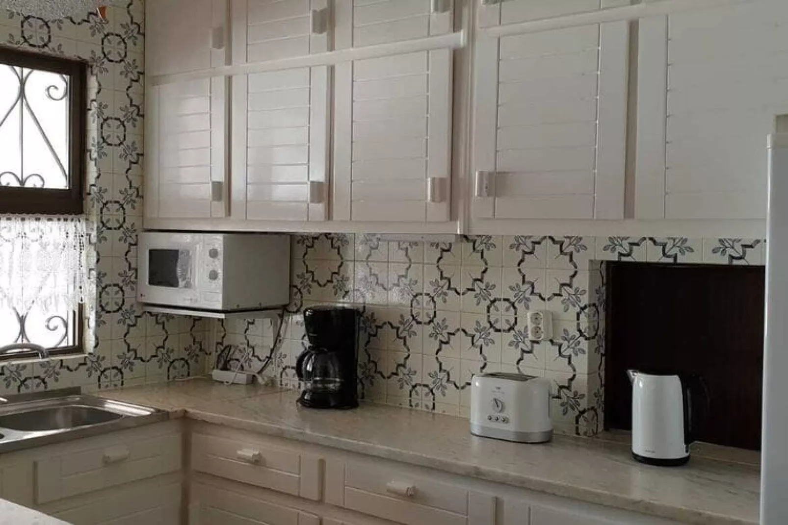 Reihenhaus in Armação de Pêra // Casa Ninho-Kitchen