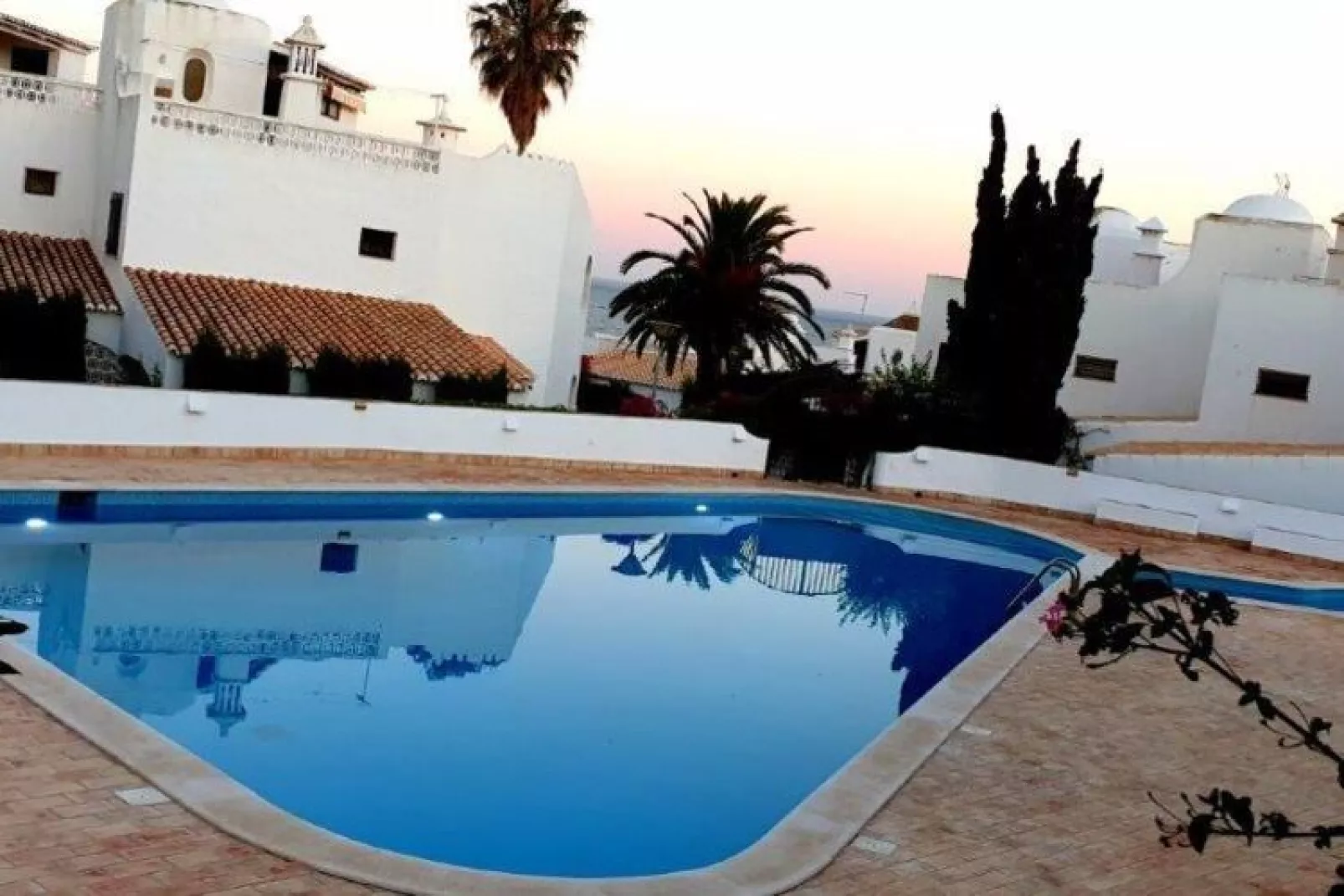Reihenhaus in Armação de Pêra // Casa Ninho-Pool