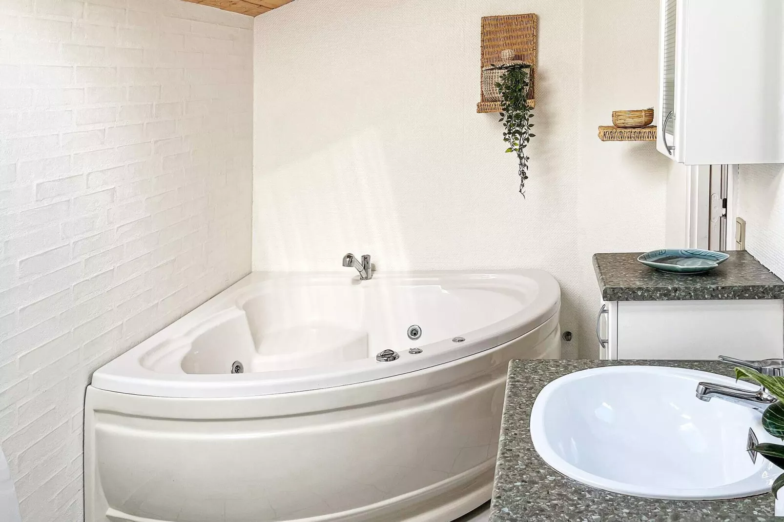 6 Personen Ferienhaus in Hadsund-Wellnessbereich