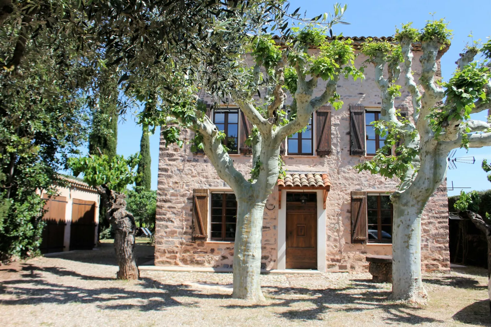 Entre les vignobles-Exterior summer
