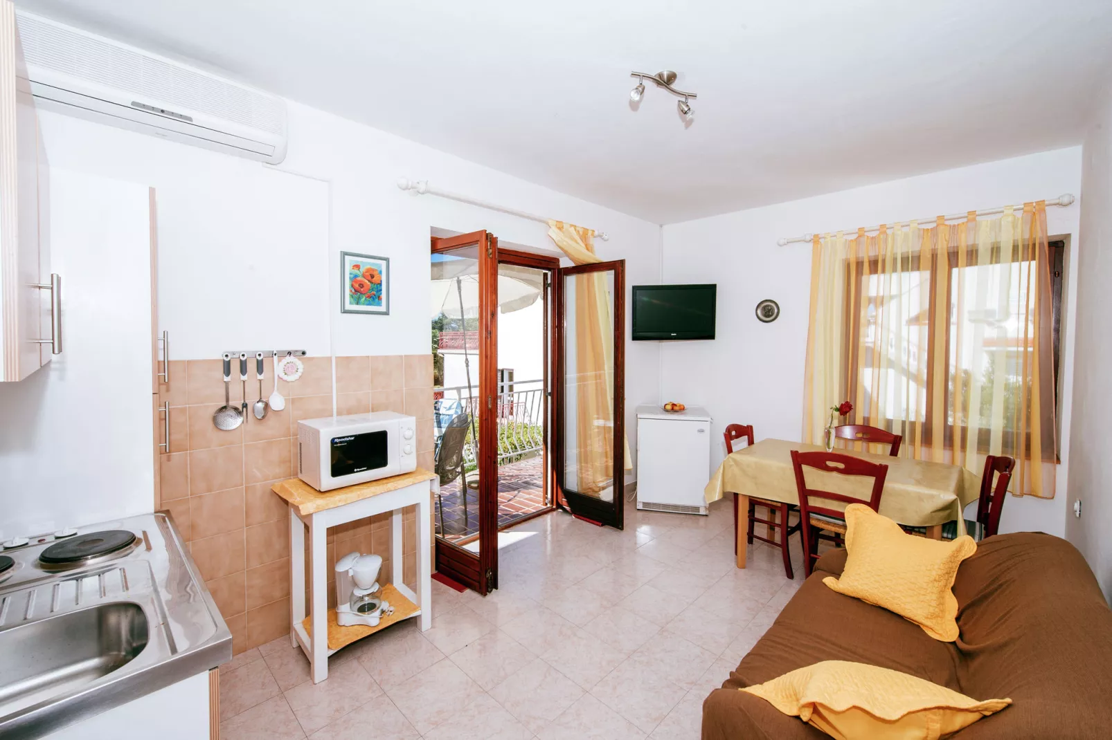 Apartment Pakostane-Living room