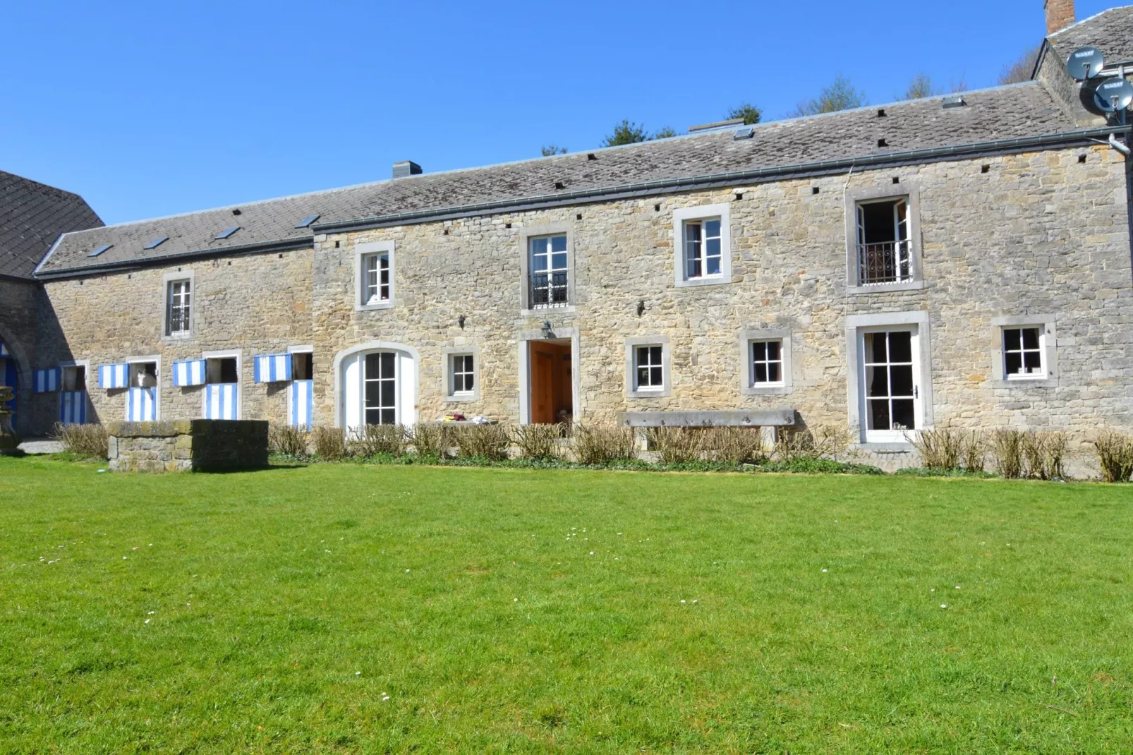 Le Haras-Exterior summer