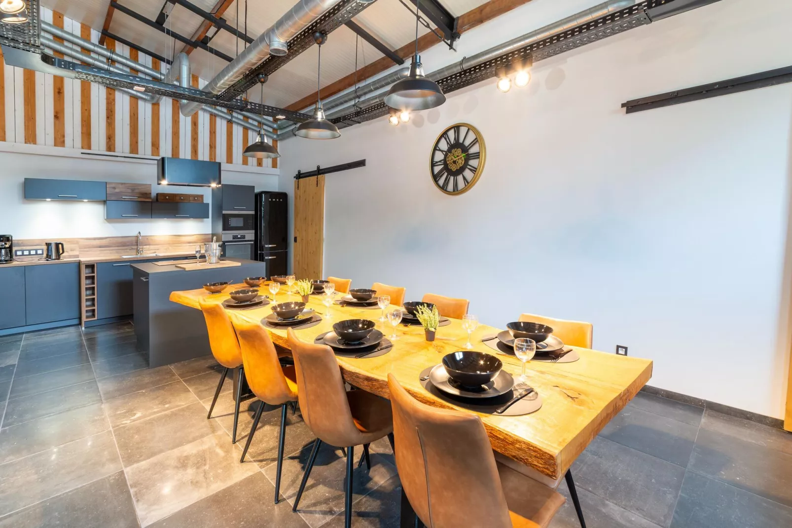 Gite à la ferme avec Piscine intérrieur  sauna et bains à remous-Salle à manger