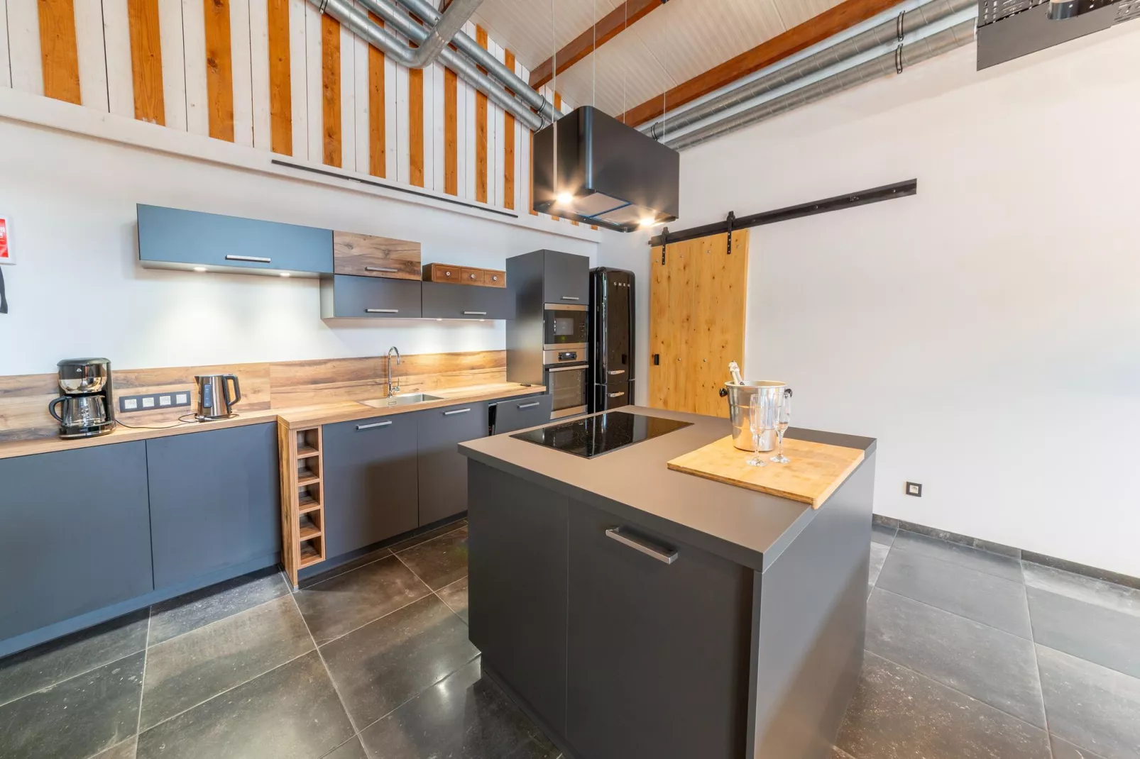 Gite à la ferme avec Piscine intérrieur  sauna et bains à remous-Cuisine