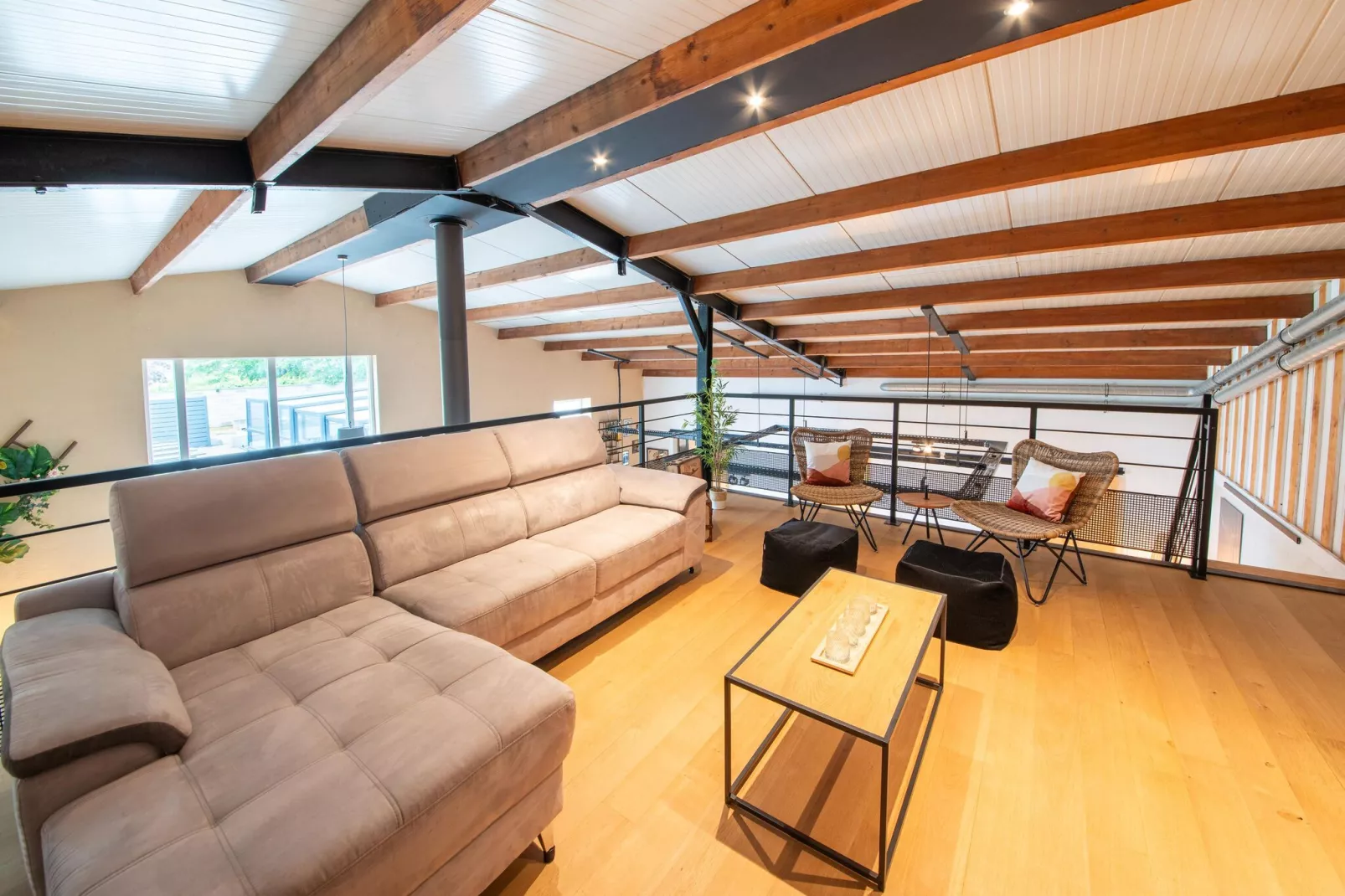 Gite à la ferme avec Piscine intérrieur  sauna et bains à remous-Salon