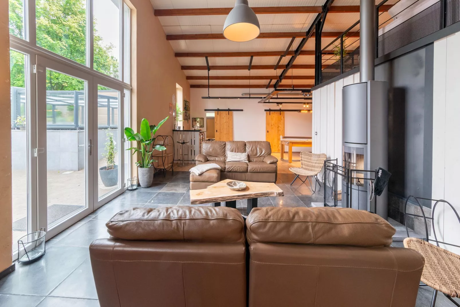 Gite à la ferme avec Piscine intérrieur  sauna et bains à remous-Salon