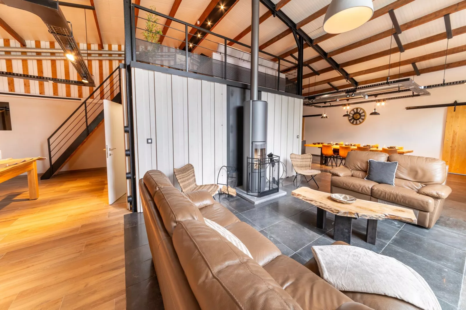 Gite à la ferme avec Piscine intérrieur  sauna et bains à remous-Salon