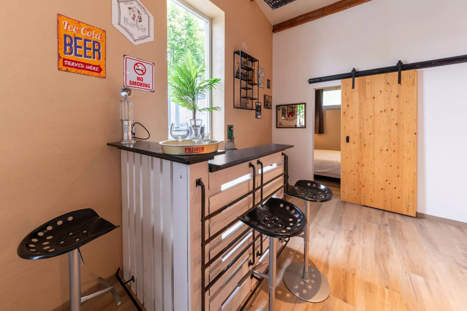 Gite à la ferme avec Piscine intérrieur  sauna et bains à remous-Salon