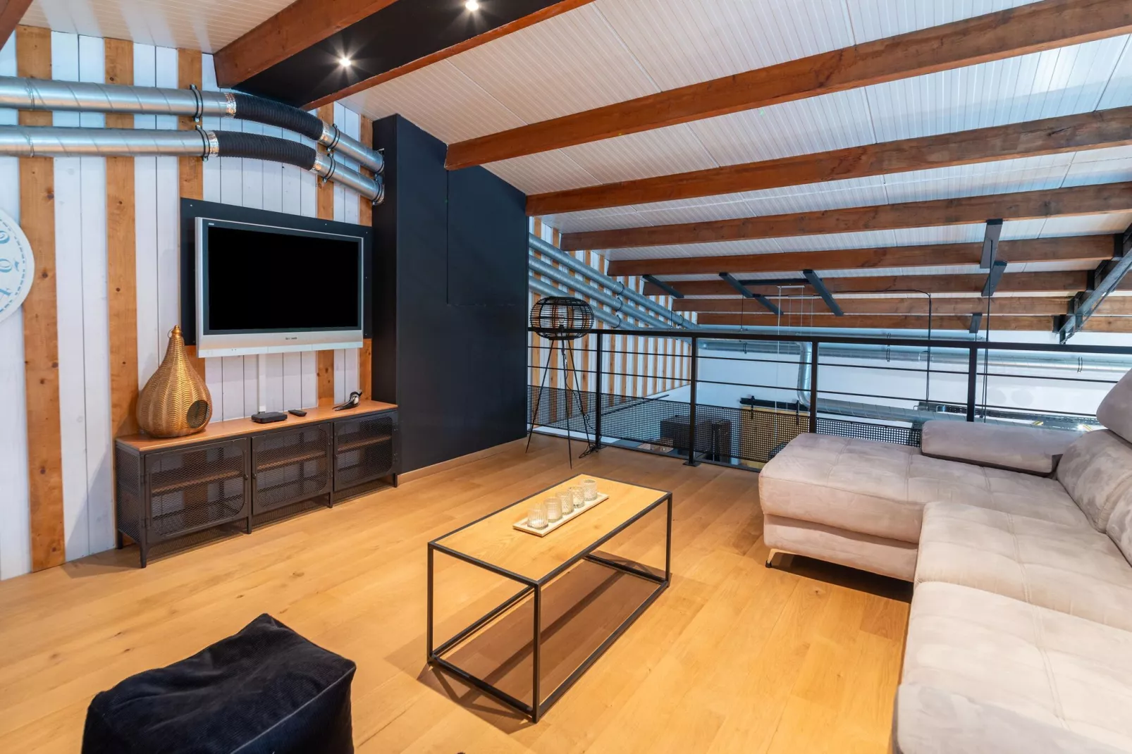 Gite à la ferme avec Piscine intérrieur  sauna et bains à remous-Salon