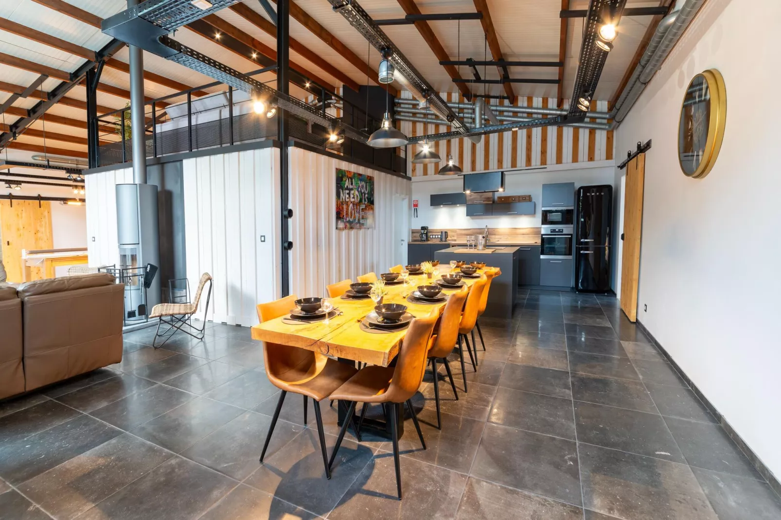 Gite à la ferme avec Piscine intérrieur  sauna et bains à remous-Salle à manger