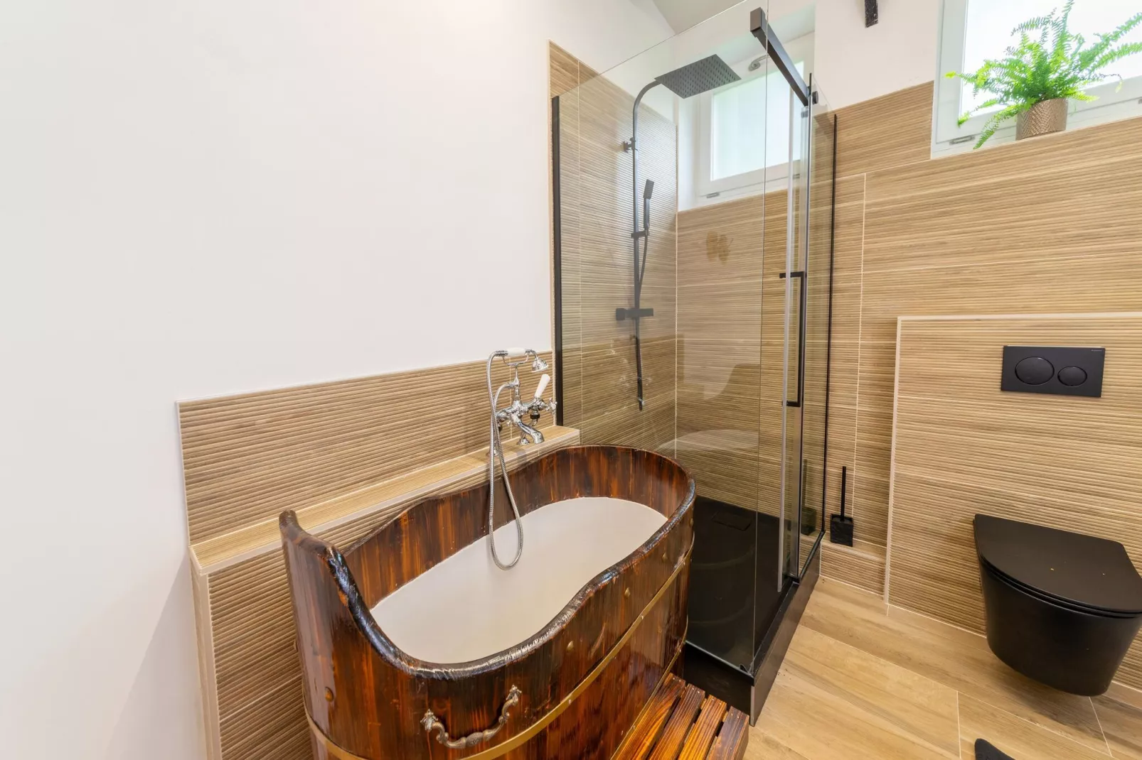Gite à la ferme avec Piscine intérrieur  sauna et bains à remous-Salle de bain