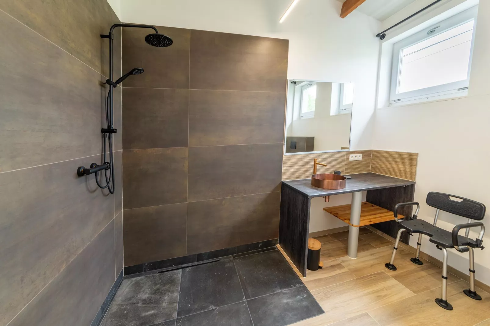 Gite à la ferme avec Piscine intérrieur  sauna et bains à remous-Salle de bain