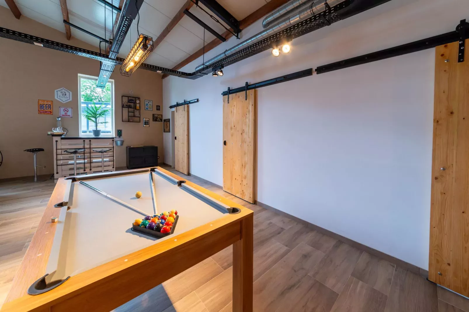 Gite à la ferme avec Piscine intérrieur  sauna et bains à remous-Salle de loisirs