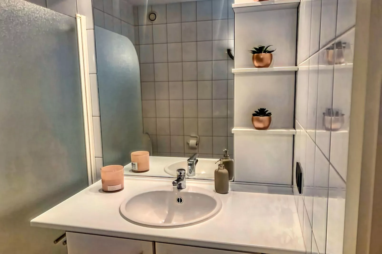 SCORPIO BI /1099-Bathroom