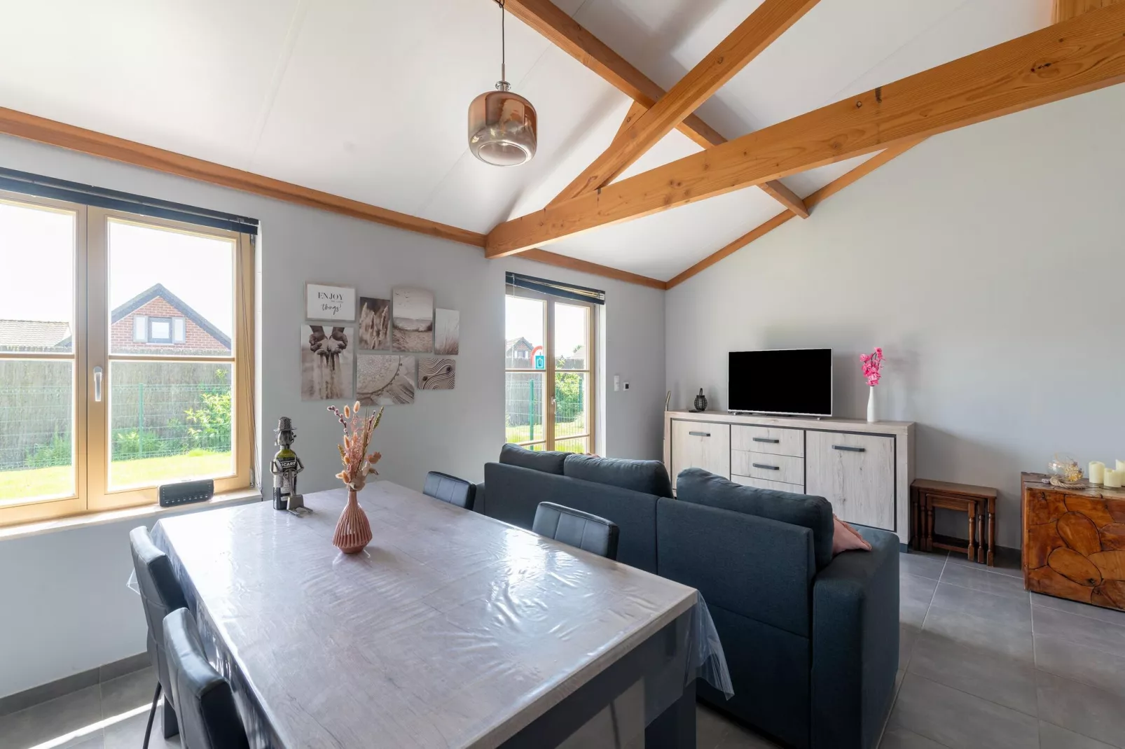 W21-Dining room