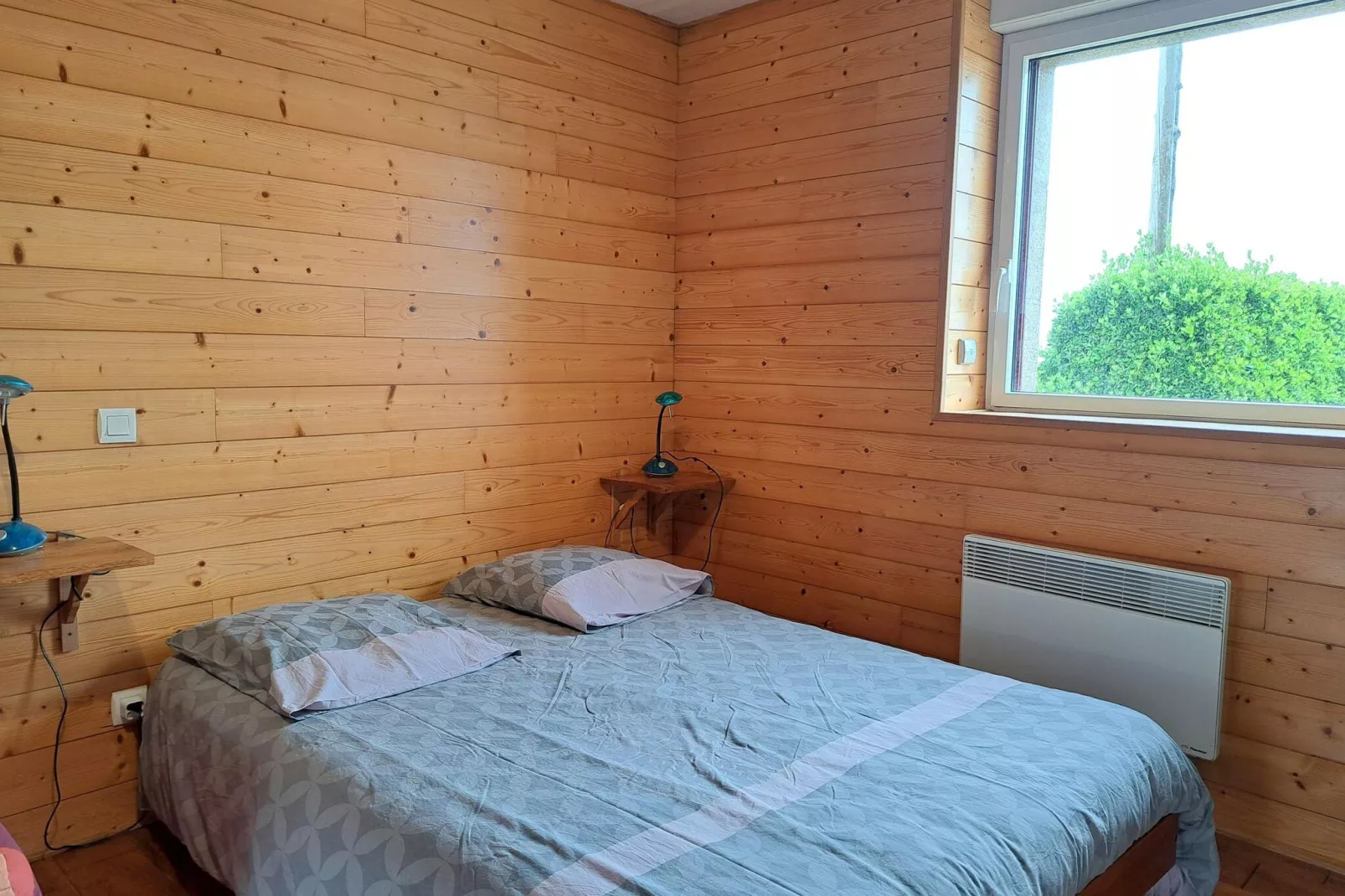 Steinhaus mit Meerblick Cléder-Bedroom