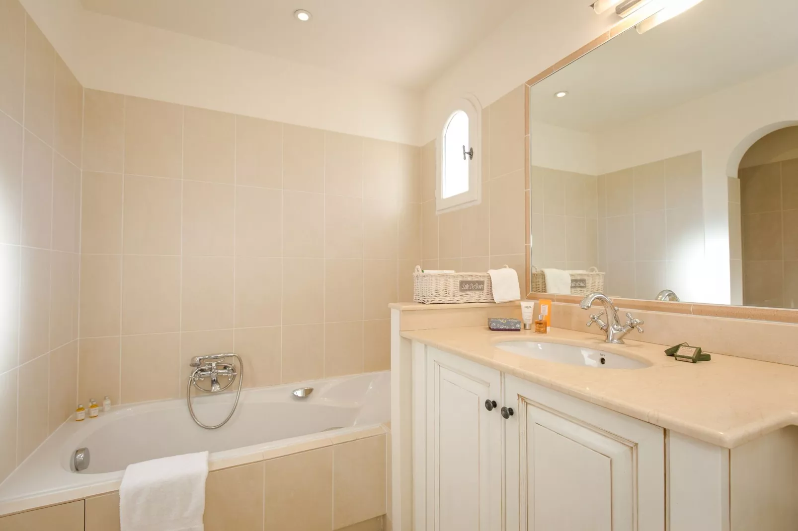 Apartments Les Domaines de Saint-Endréol / La Motte-en-Provence // Apt 2 chambres Type B-Bathroom