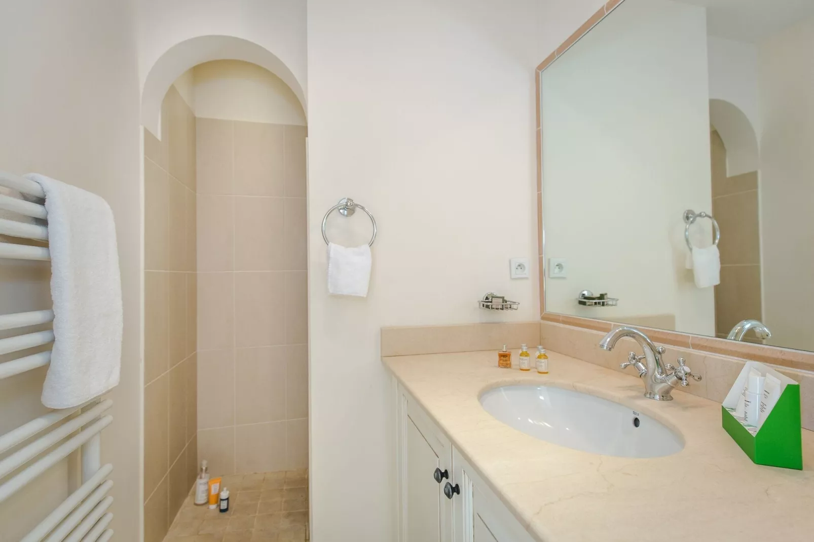 Apartments Les Domaines de Saint-Endréol / La Motte-en-Provence // Apt 2 chambres Type B-Bathroom