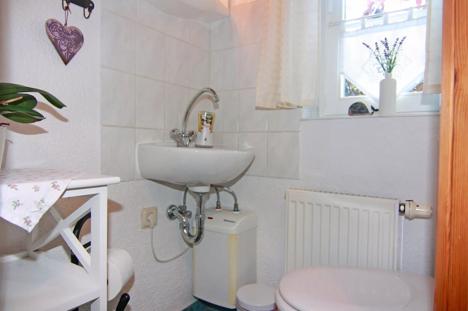 Ferienhaus mit Garten und Terrasse vor Rostock/Warnemünde-Bathroom