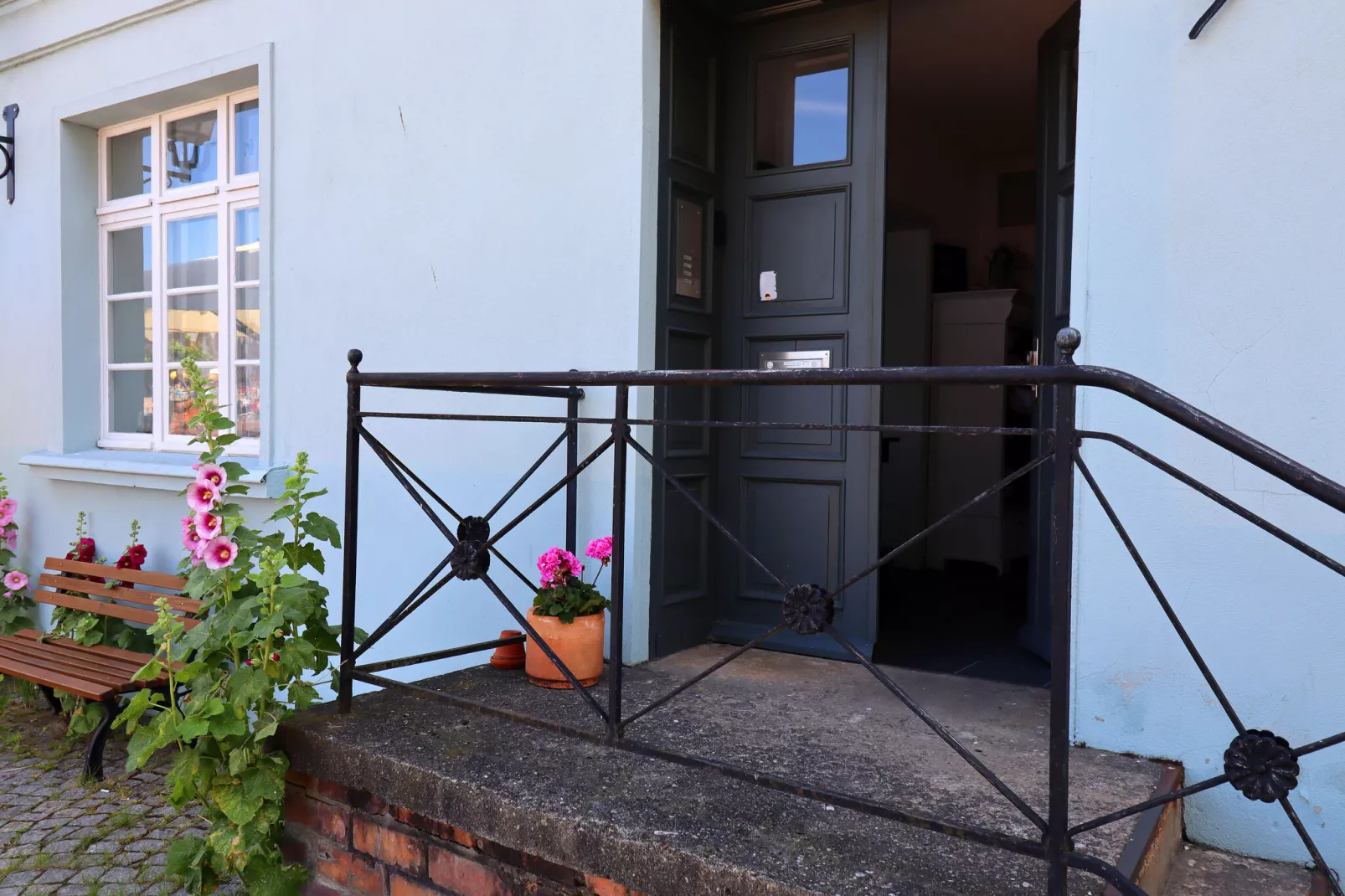 Backbord Hansestadt Wismar mit Terrasse-Außenbereich Sommer