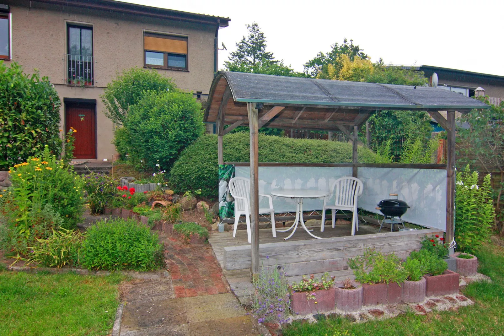 Hübsche Ferienwohnung am See nur 500m-Gärten Sommer