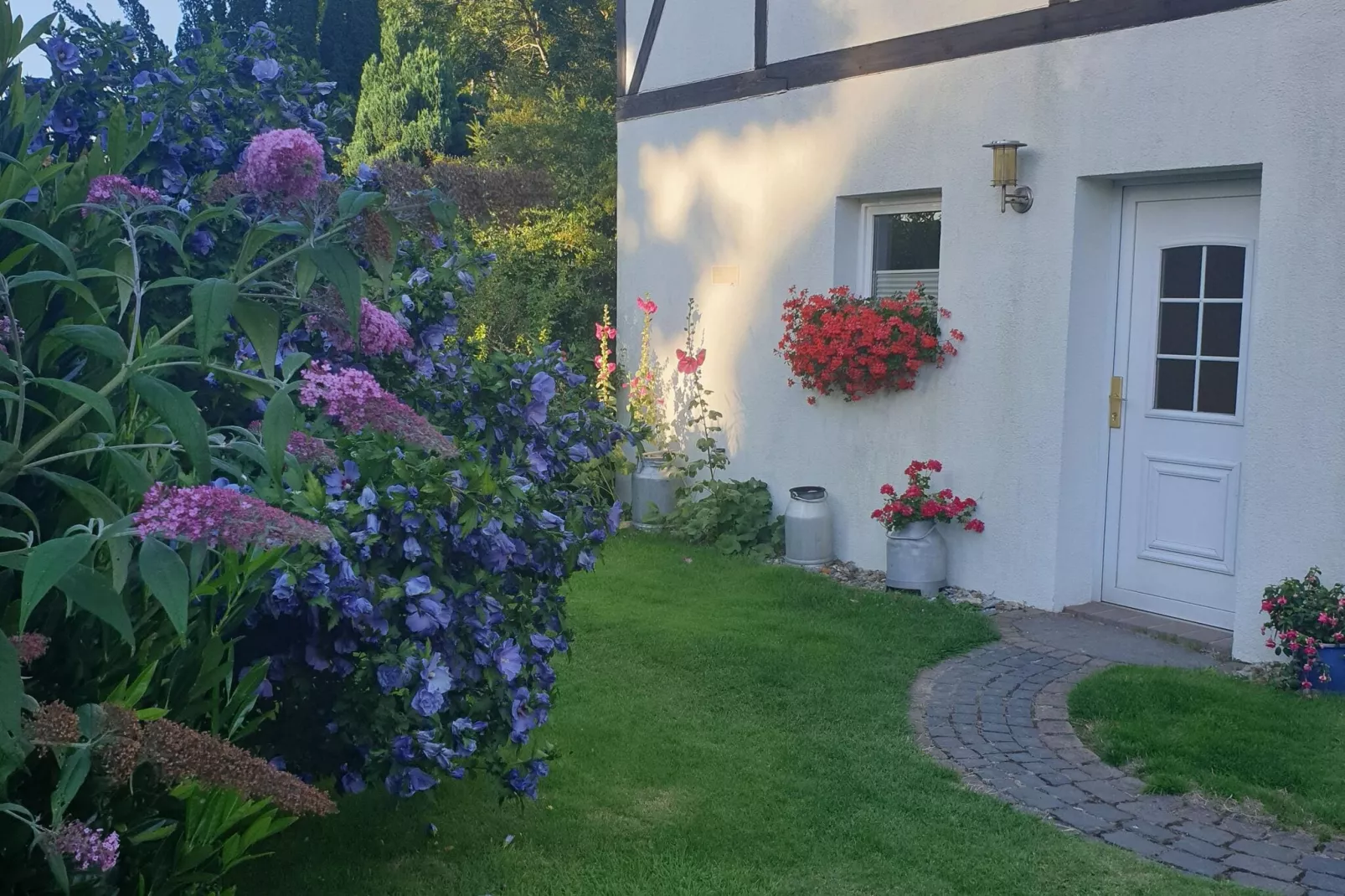 Seeblick-Exterior in summer