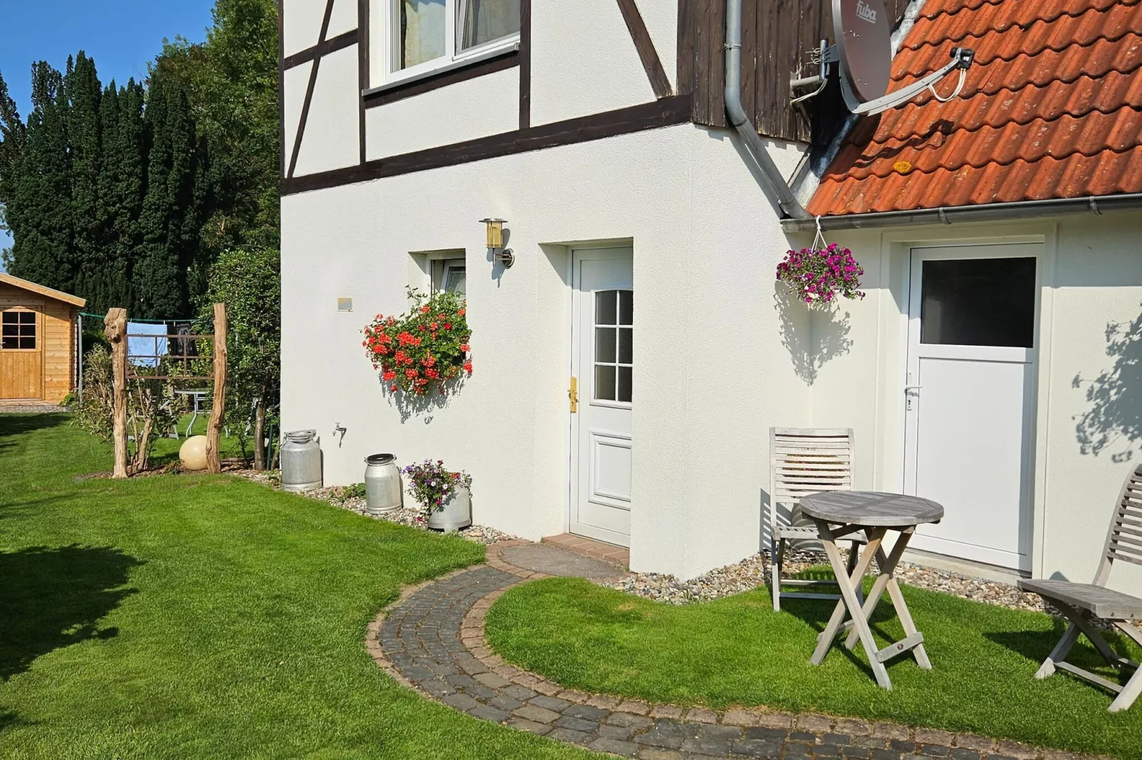 Seeblick-Exterior in summer