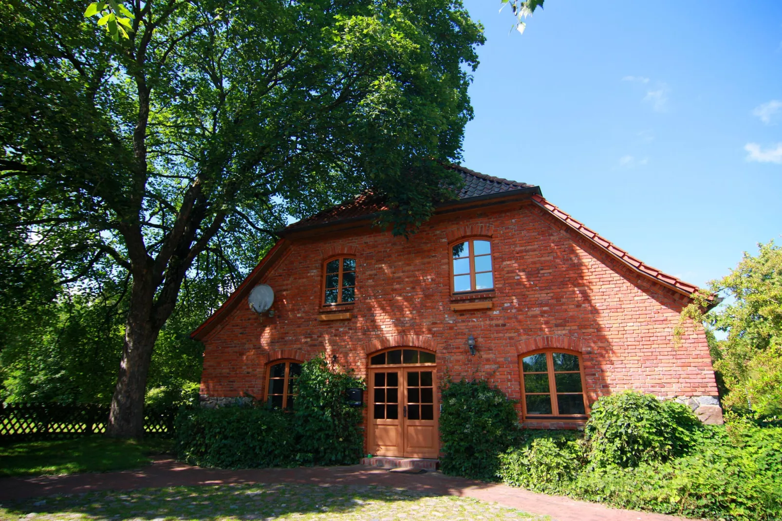 Landhausetage mit Garten-Exterior summer