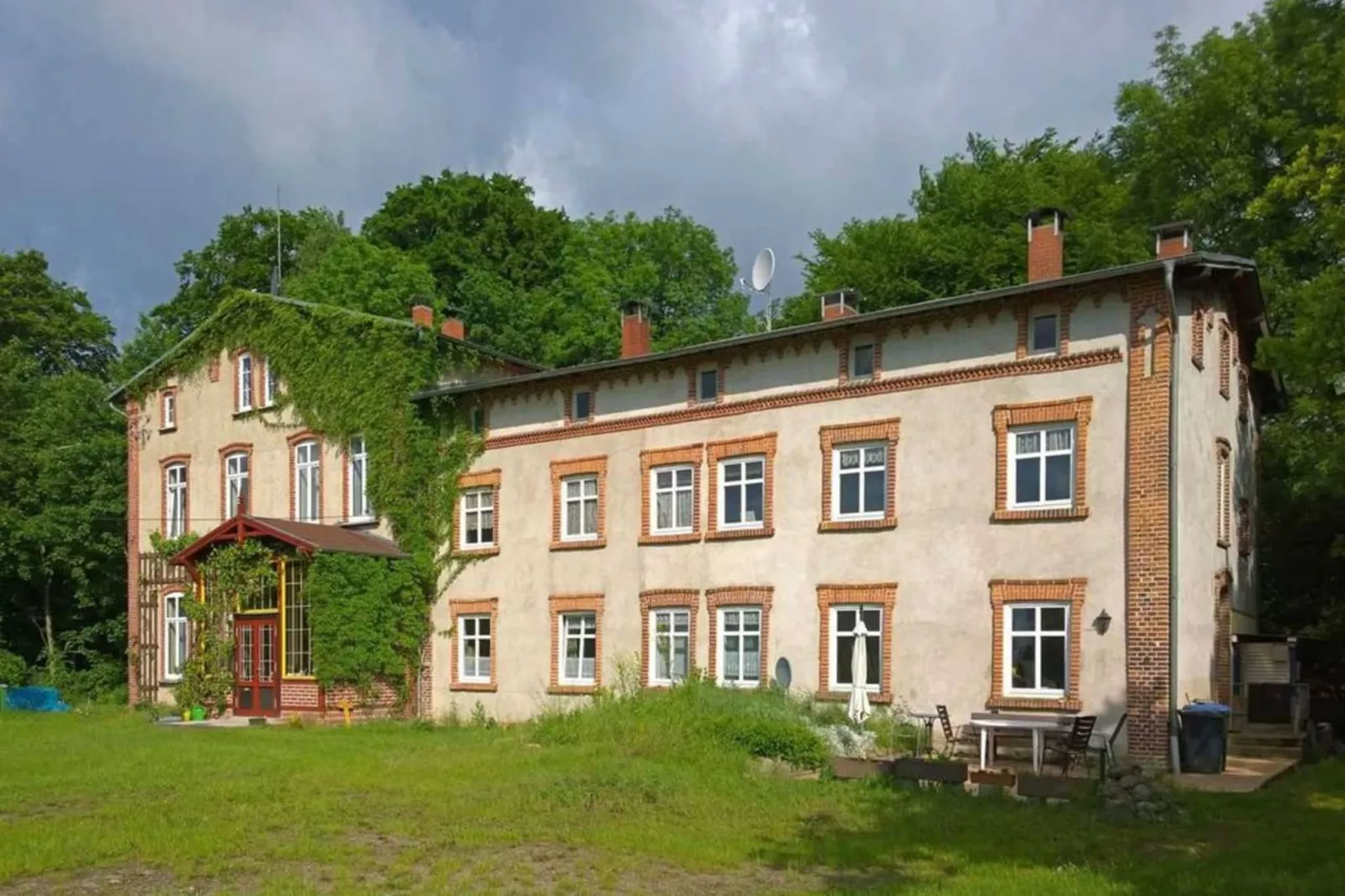 Wohnen im Gutshaus-Exterior summer