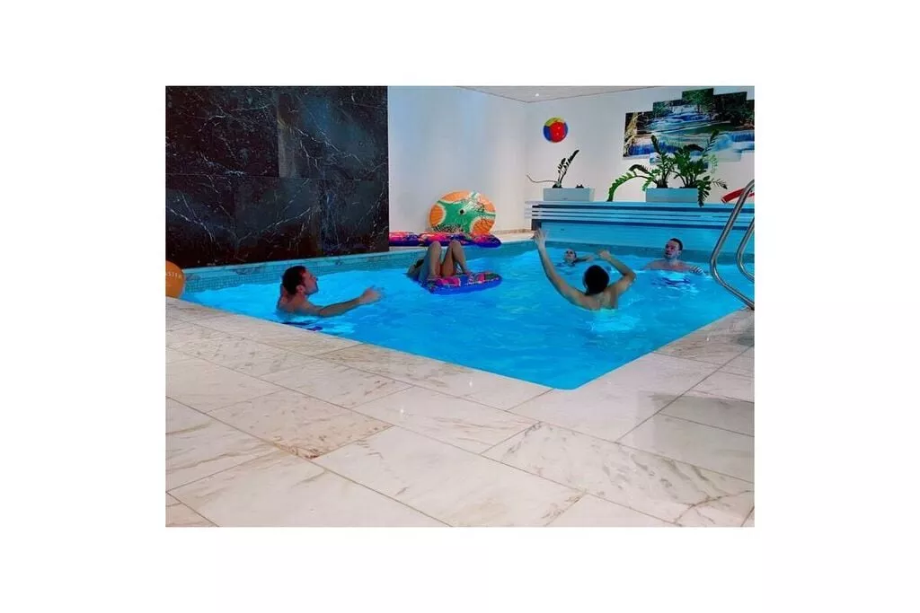 319988-Schwimmbad