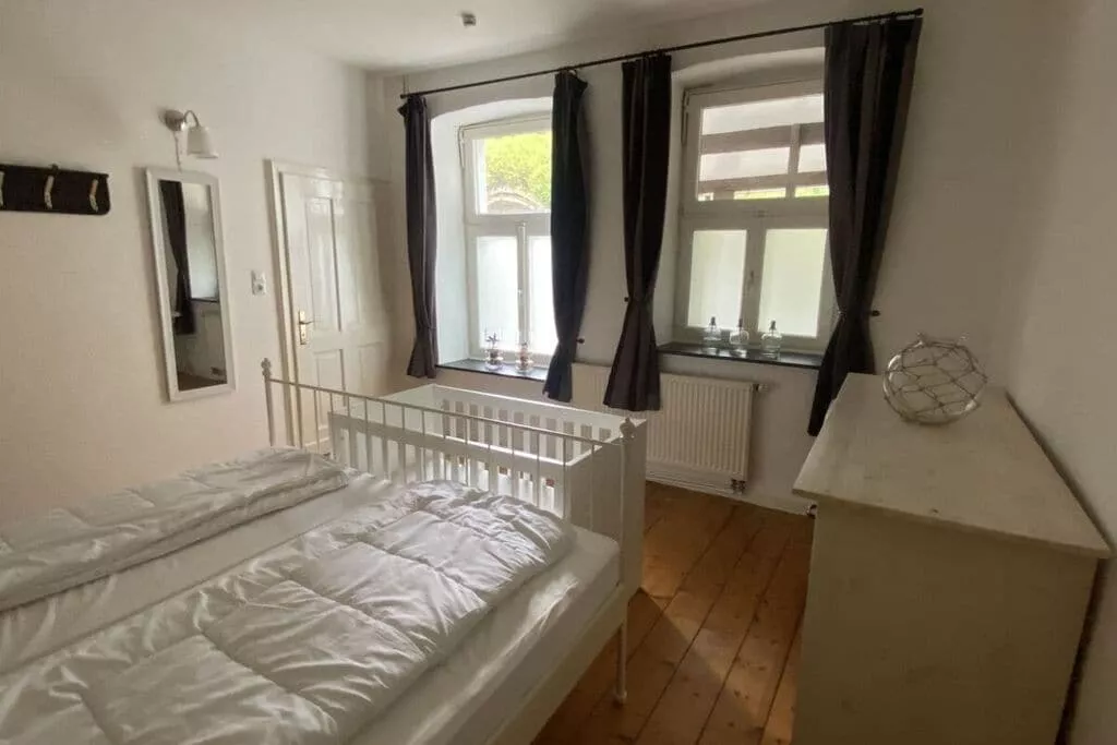 313634-Bedroom