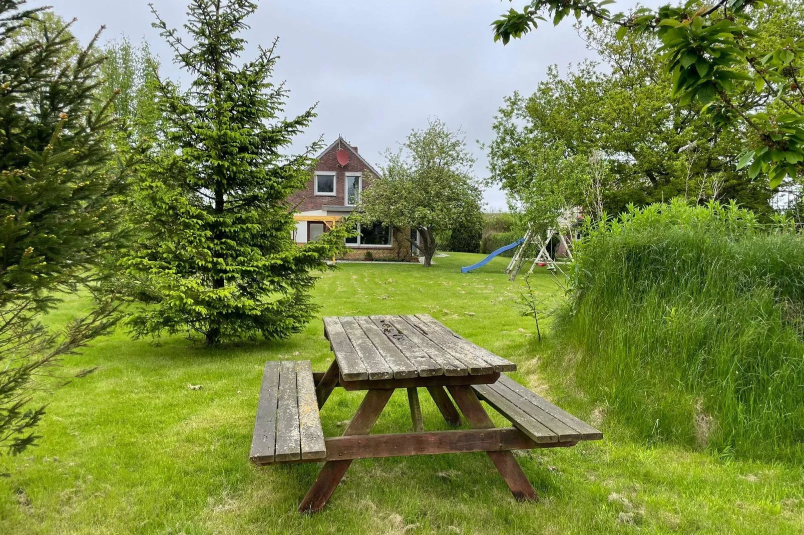 Ferienhaus mit großem Grundstück in Friederikensiel-Jardin d'été