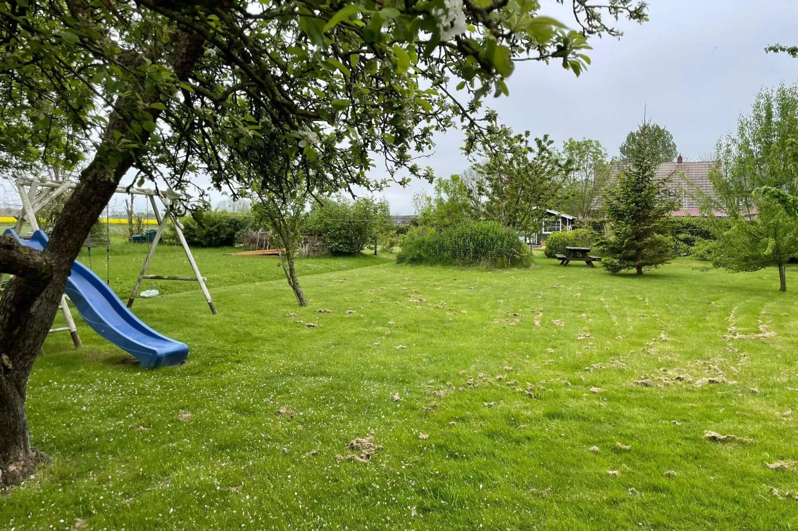 Ferienhaus mit großem Grundstück in Friederikensiel-Jardin d'été