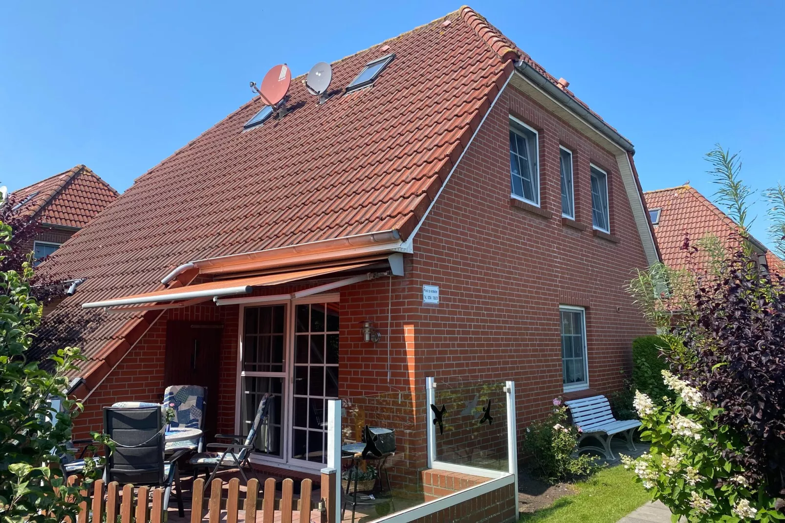Doppelhaushälfte mit Sonnenterrasse in Neßmersiel-Exterior in summer
