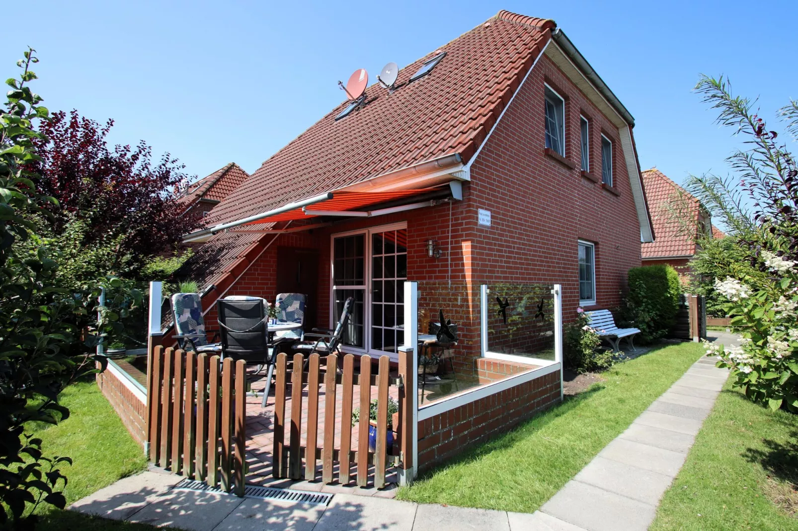 Doppelhaushälfte mit Sonnenterrasse in Neßmersiel-Exterior in summer