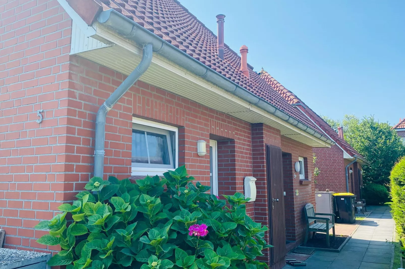 Doppelhaushälfte mit Sonnenterrasse in Neßmersiel-Exterior in summer