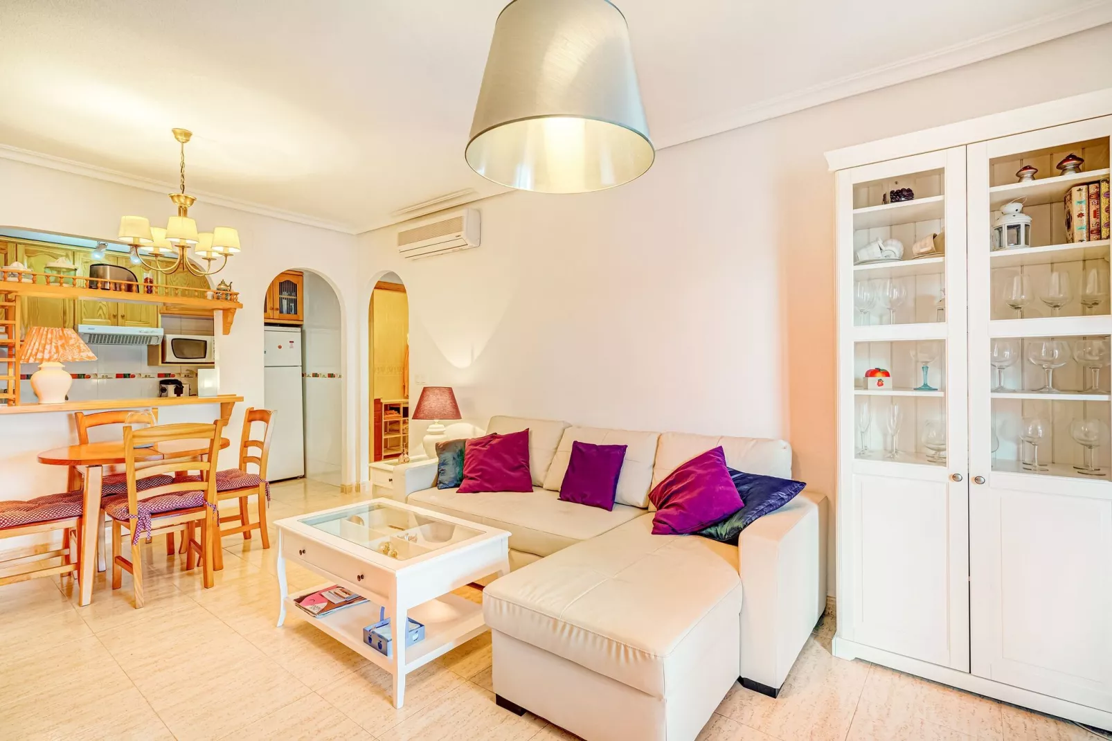 Lovely Bungalow with Swimming pool-Living room