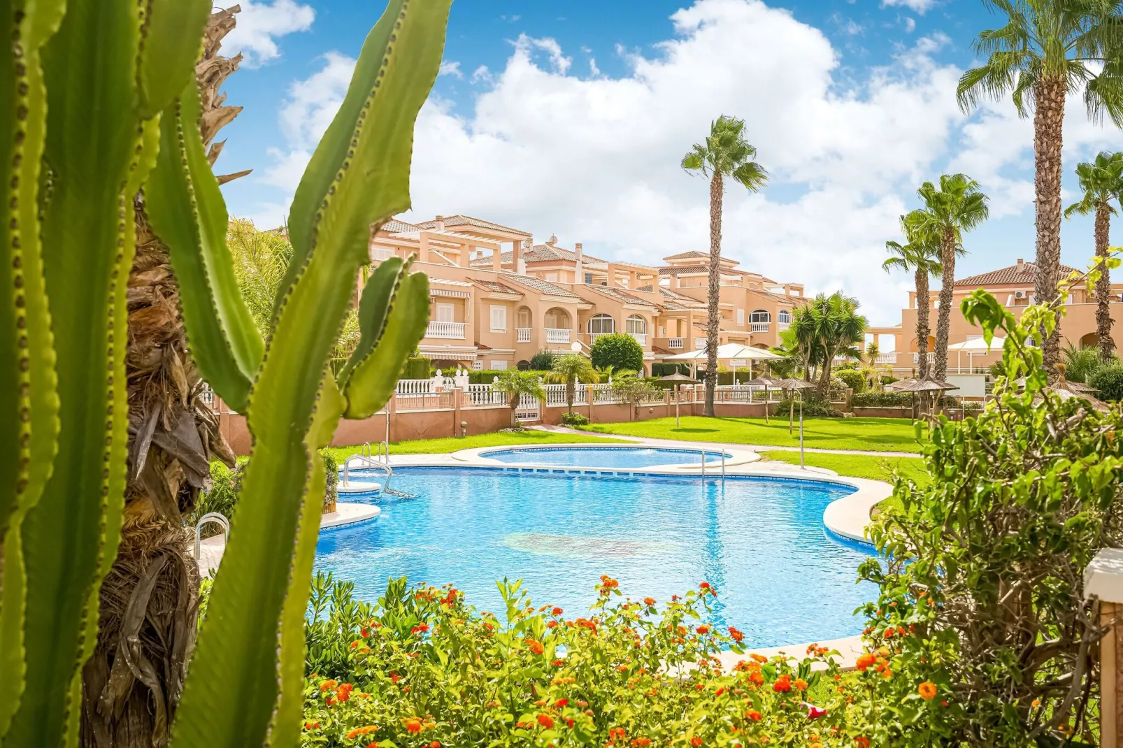 Lovely Bungalow with Swimming pool-Pool