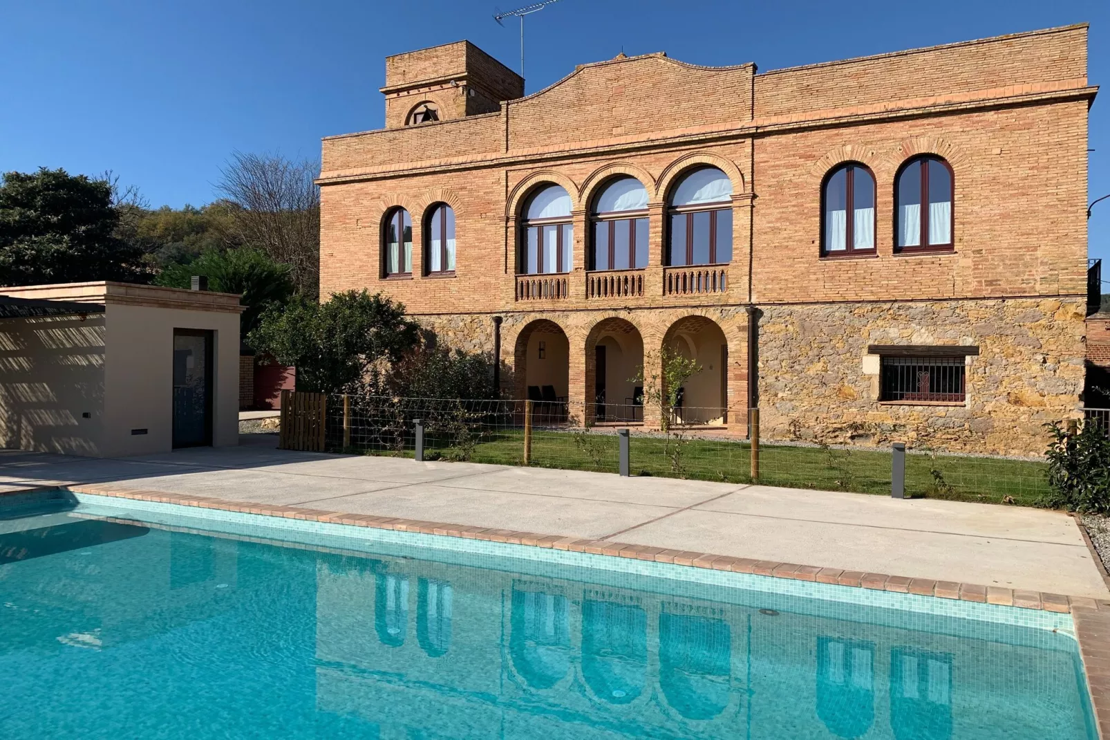 Casa con piscina en Vulpellac-Exterior summer