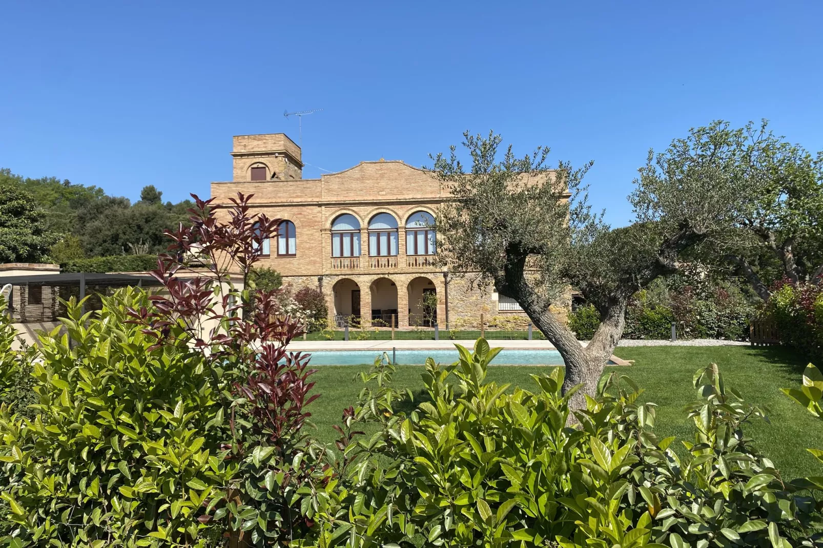 Casa con piscina en Vulpellac-Gardens summer