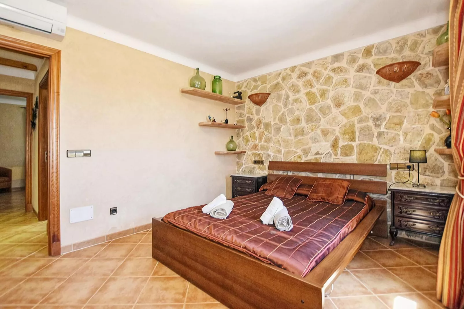 Gamundi-Bedroom