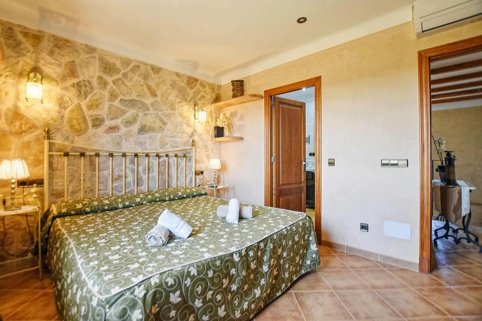 Gamundi-Bedroom