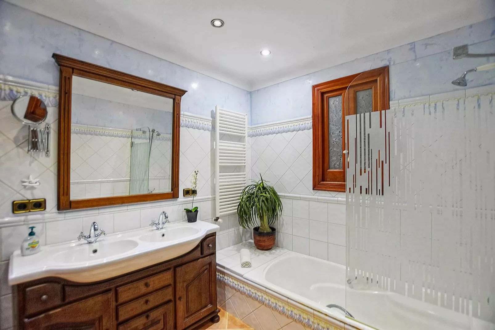 Gamundi-Bathroom