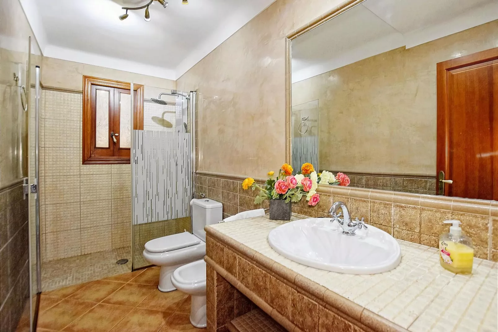 Gamundi-Bathroom