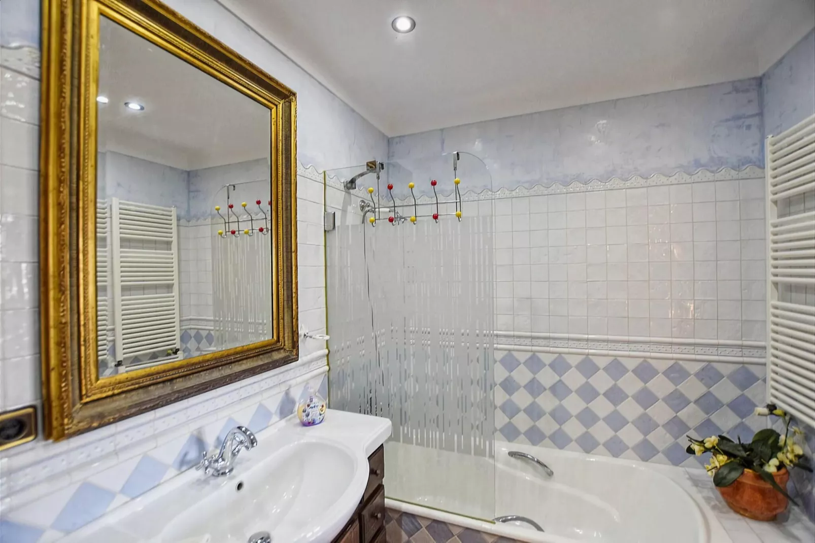 Gamundi-Bathroom